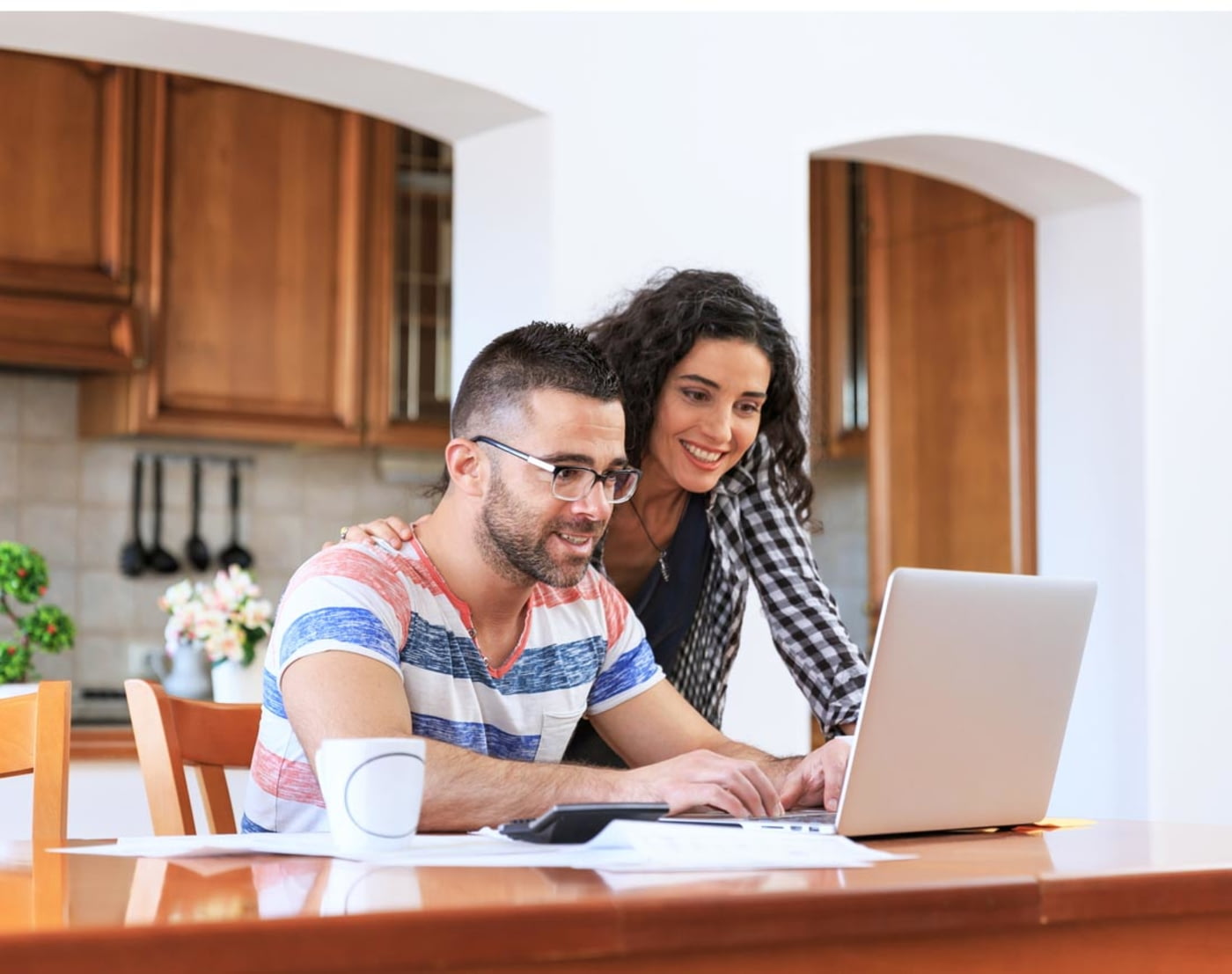 Eine Frau und ein Mann rechnen etwas zusammen am Laptop aus